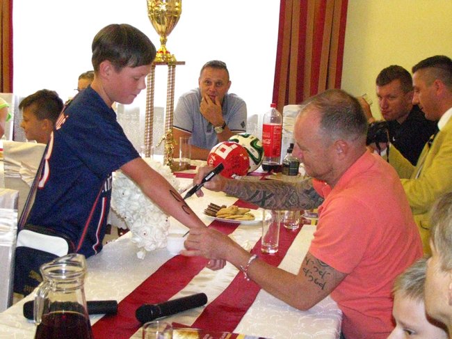 Znany piłkarz dotrzymał słowa - zdjęcia