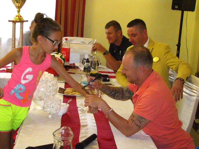 Znany piłkarz dotrzymał słowa - zdjęcia