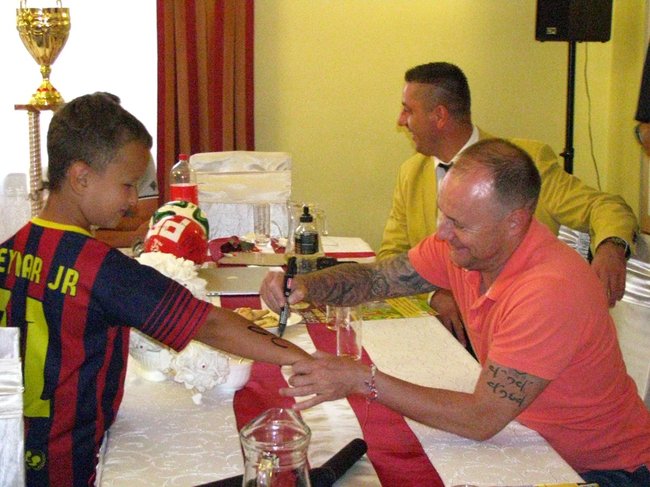 Znany piłkarz dotrzymał słowa - zdjęcia