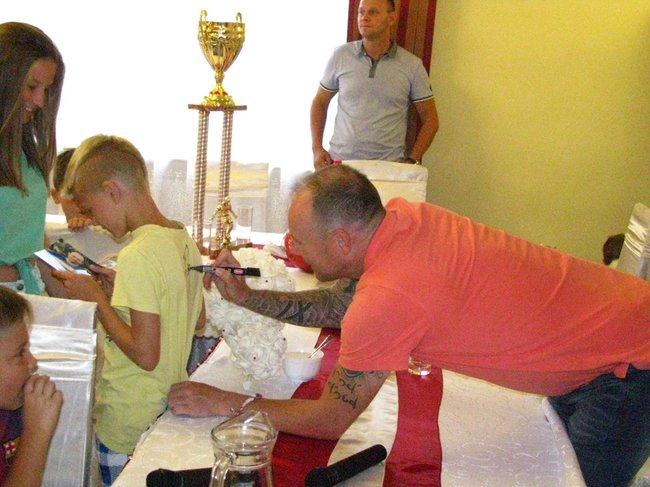 Znany piłkarz dotrzymał słowa - zdjęcia