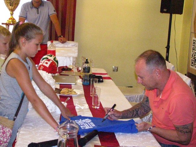 Znany piłkarz dotrzymał słowa - zdjęcia