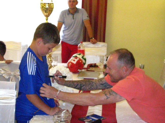 Znany piłkarz dotrzymał słowa - zdjęcia