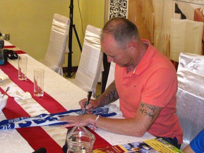 Znany piłkarz dotrzymał słowa - zdjęcia