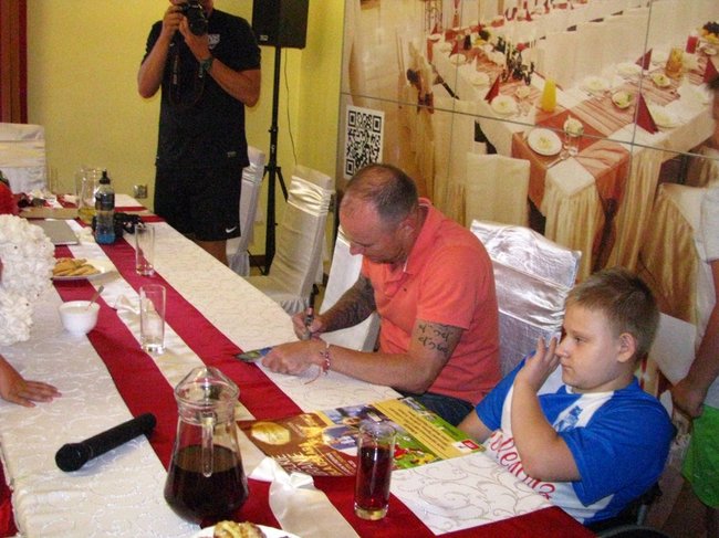 Znany piłkarz dotrzymał słowa - zdjęcia