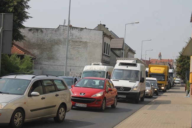 Drewniane bale zablokowały miasto - zdjęcia