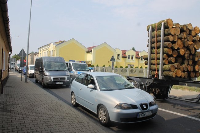 Drewniane bale zablokowały miasto - zdjęcia