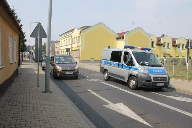 Drewniane bale zablokowały miasto - zdjęcia