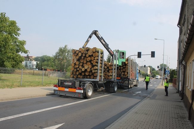 Drewniane bale zablokowały miasto - zdjęcia