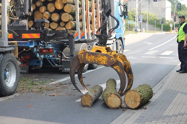 Drewniane bale zablokowały miasto - zdjęcia