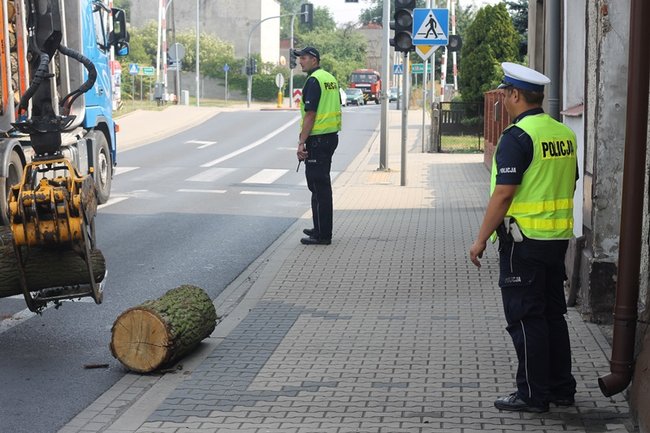 Drewniane bale zablokowały miasto - zdjęcia