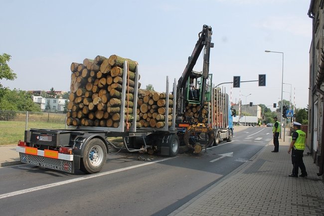 Drewniane bale zablokowały miasto - zdjęcia