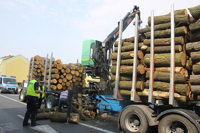 Drewniane bale zablokowały miasto - zdjęcia