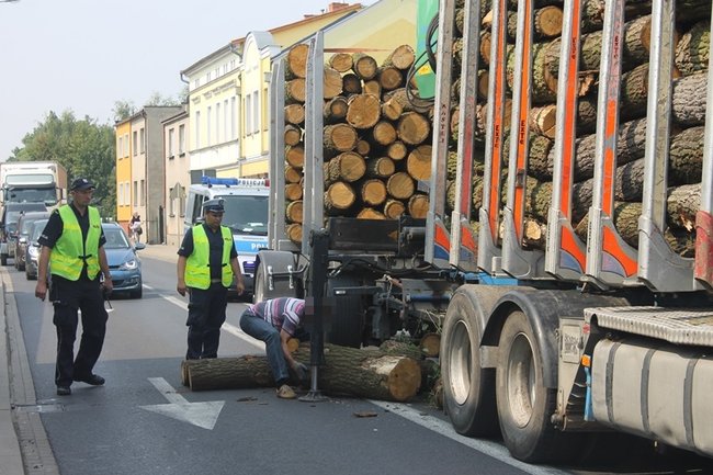Drewniane bale zablokowały miasto - zdjęcia