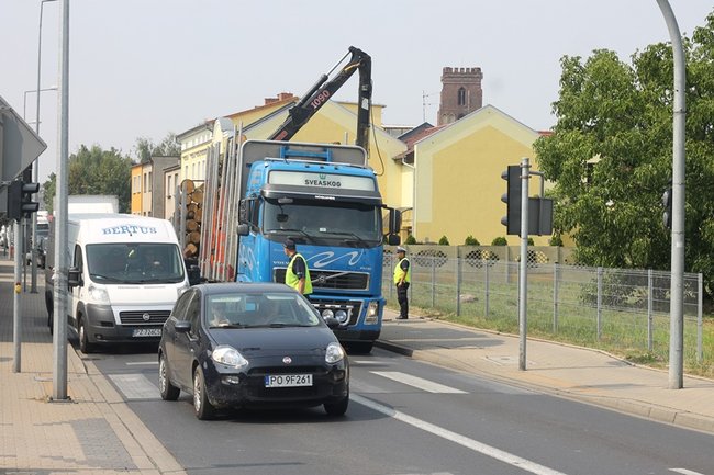 Drewniane bale zablokowały miasto - zdjęcia