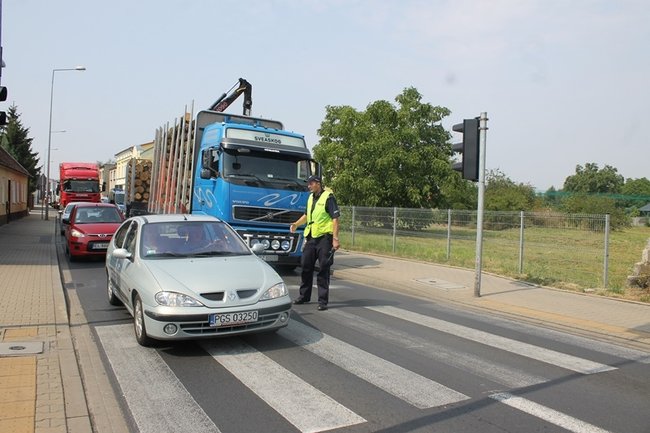 Drewniane bale zablokowały miasto - zdjęcia