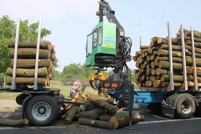 Drewniane bale zablokowały miasto - zdjęcia