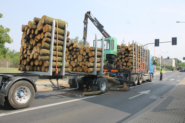 Drewniane bale zablokowały miasto - zdjęcia