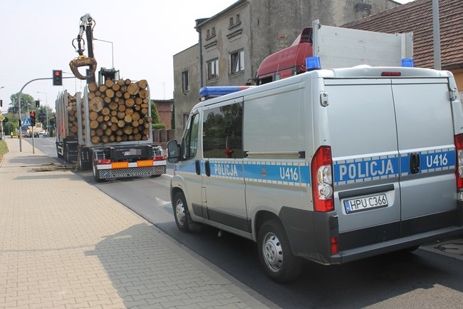 Drewniane bale zablokowały miasto - zdjęcia