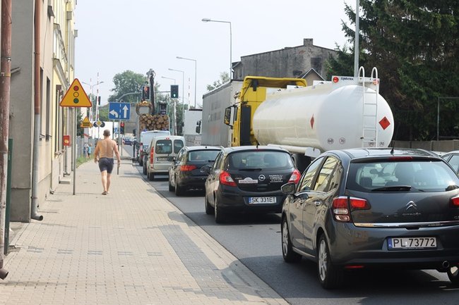 Drewniane bale zablokowały miasto - zdjęcia