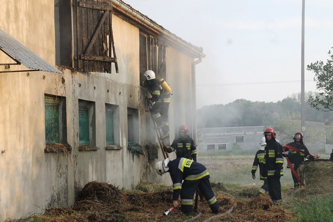 Spłonął budynek w Pogorzeli - zdjęcia