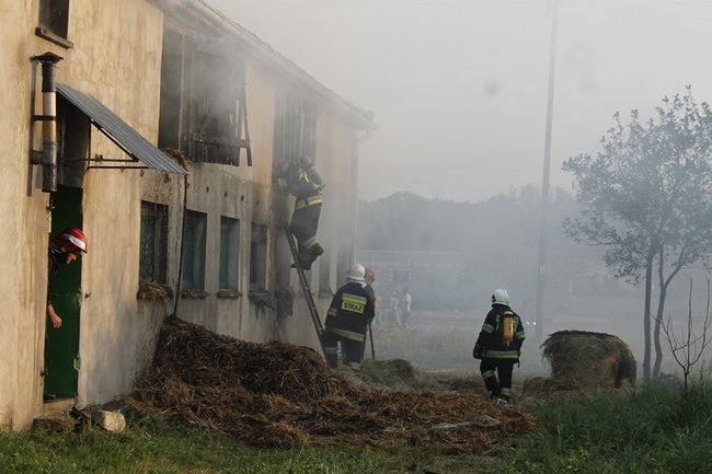Spłonął budynek w Pogorzeli - zdjęcia