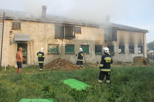 Spłonął budynek w Pogorzeli - zdjęcia