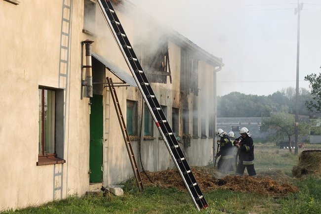Spłonął budynek w Pogorzeli - zdjęcia