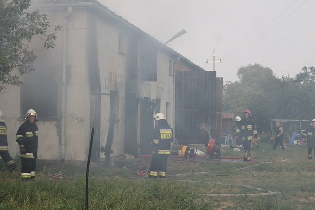 Spłonął budynek w Pogorzeli - zdjęcia