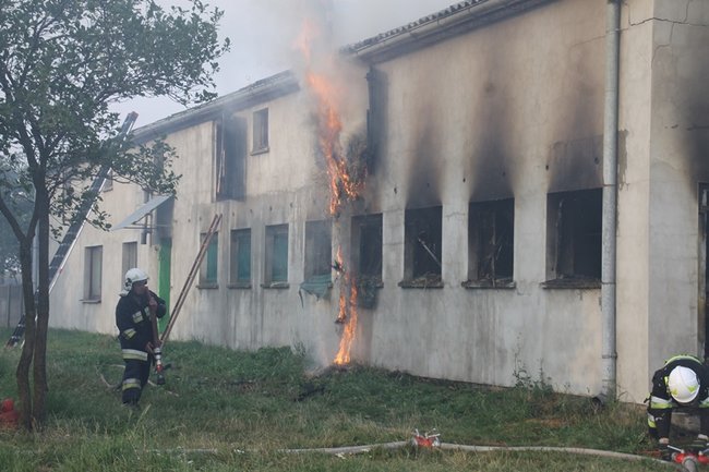 Spłonął budynek w Pogorzeli - zdjęcia