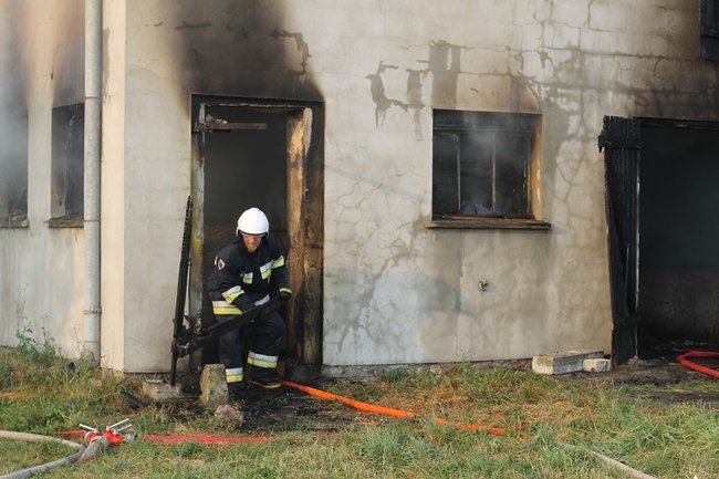 Spłonął budynek w Pogorzeli - zdjęcia