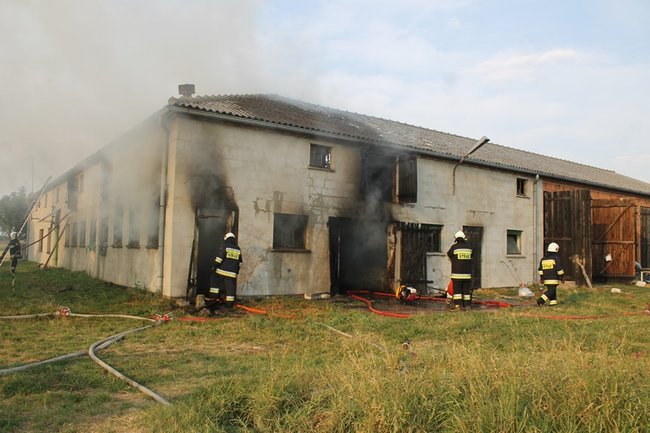 Spłonął budynek w Pogorzeli - zdjęcia