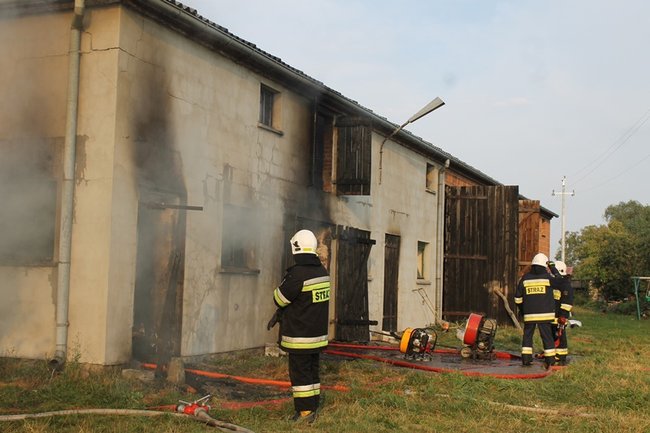 Spłonął budynek w Pogorzeli - zdjęcia