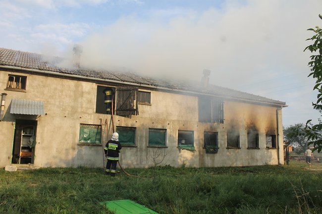 Spłonął budynek w Pogorzeli - zdjęcia