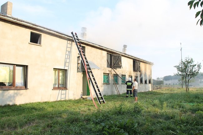 Spłonął budynek w Pogorzeli - zdjęcia