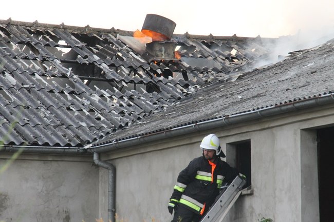 Spłonął budynek w Pogorzeli - zdjęcia