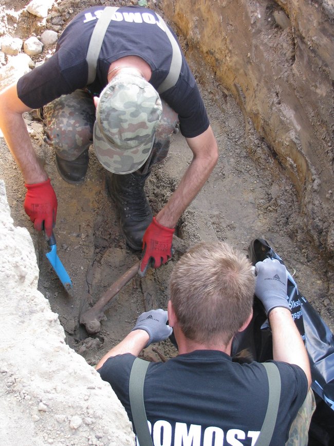 Ludzkie kości w centrum wioski - zdjęcia