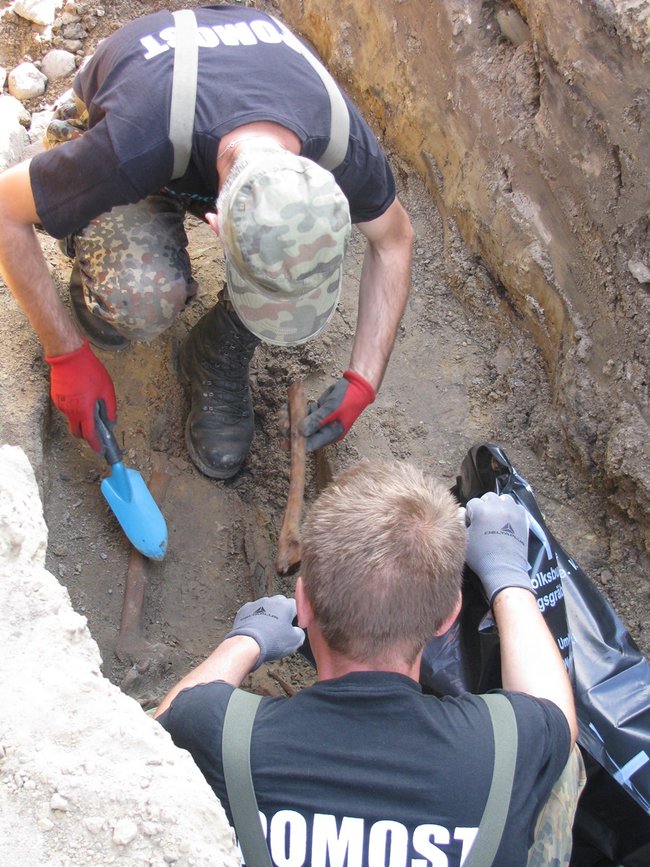 Ludzkie kości w centrum wioski - zdjęcia