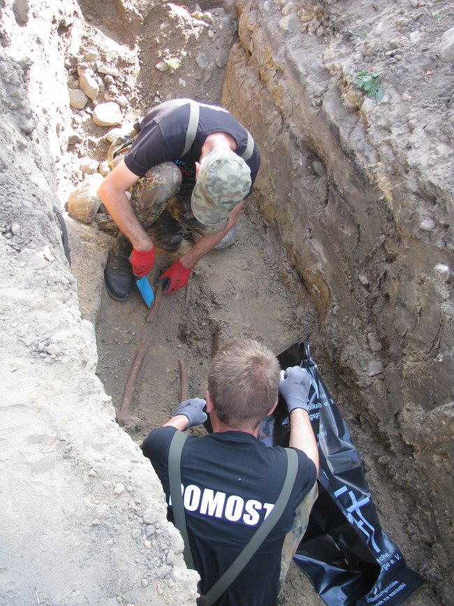 Ludzkie kości w centrum wioski - zdjęcia