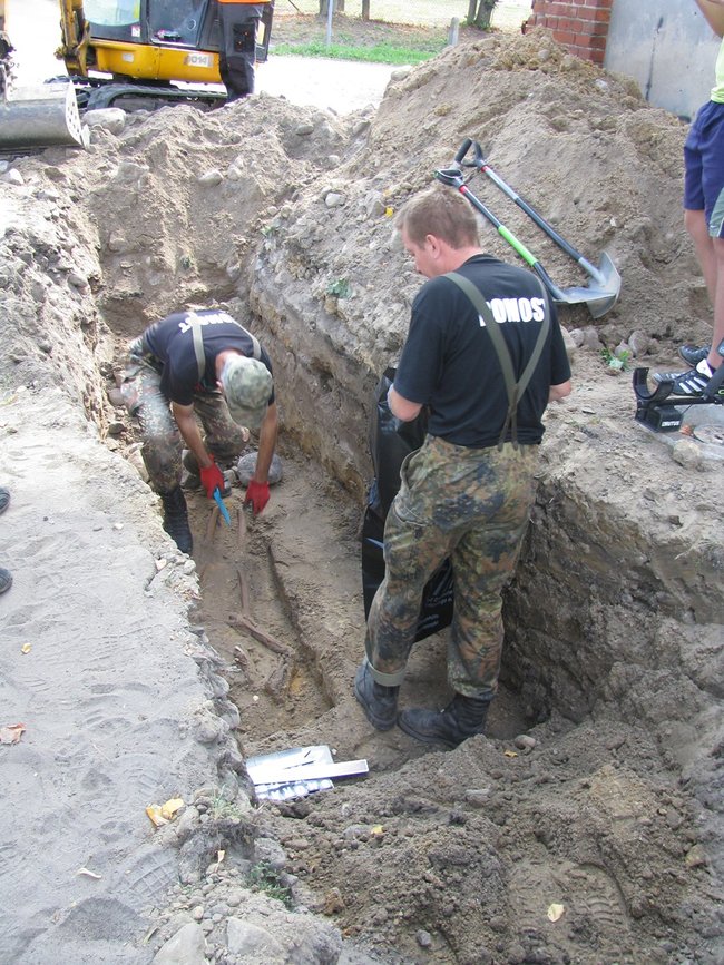 Ludzkie kości w centrum wioski - zdjęcia