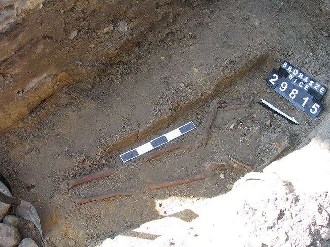 Ludzkie kości w centrum wioski - zdjęcia