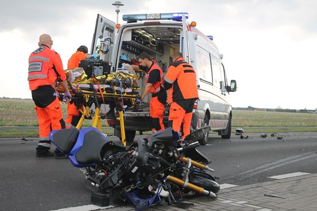 Motocyklista w ciężkim stanie - zdjęcia