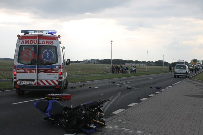 Motocyklista w ciężkim stanie - zdjęcia