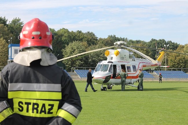 Prezydencki śmigłowiec na stadionie - zdjęcia