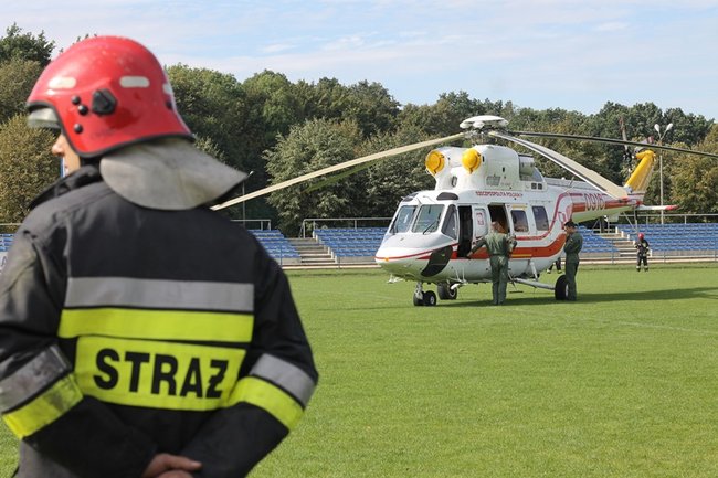 Prezydencki śmigłowiec na stadionie - zdjęcia