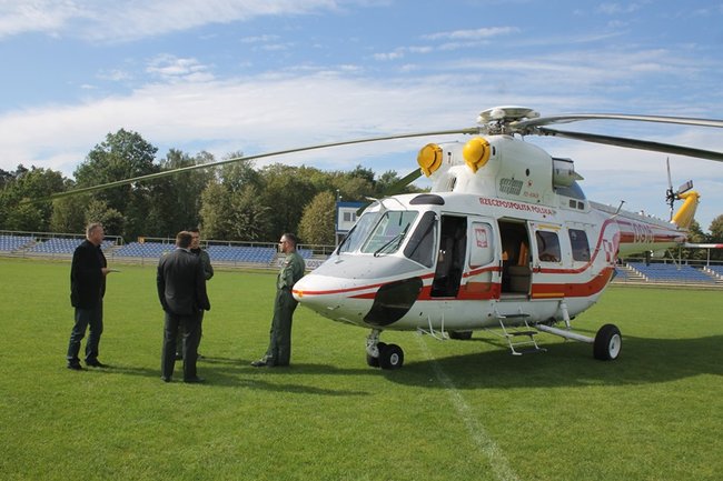 Prezydencki śmigłowiec na stadionie - zdjęcia