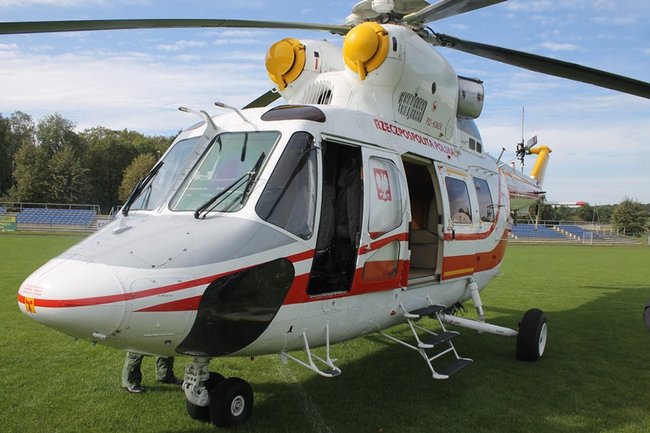 Prezydencki śmigłowiec na stadionie - zdjęcia