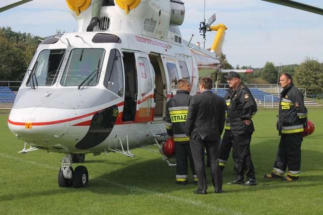 Prezydencki śmigłowiec na stadionie - zdjęcia
