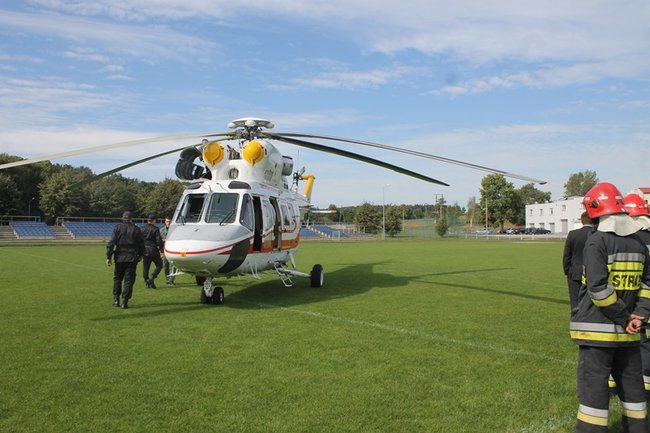 Prezydencki śmigłowiec na stadionie - zdjęcia