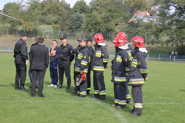Prezydencki śmigłowiec na stadionie - zdjęcia