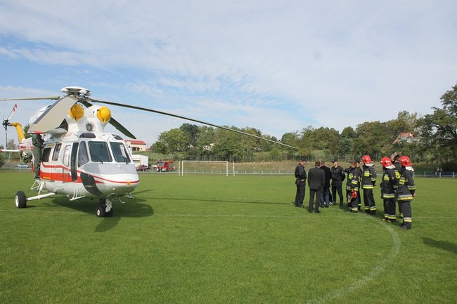 Prezydencki śmigłowiec na stadionie - zdjęcia